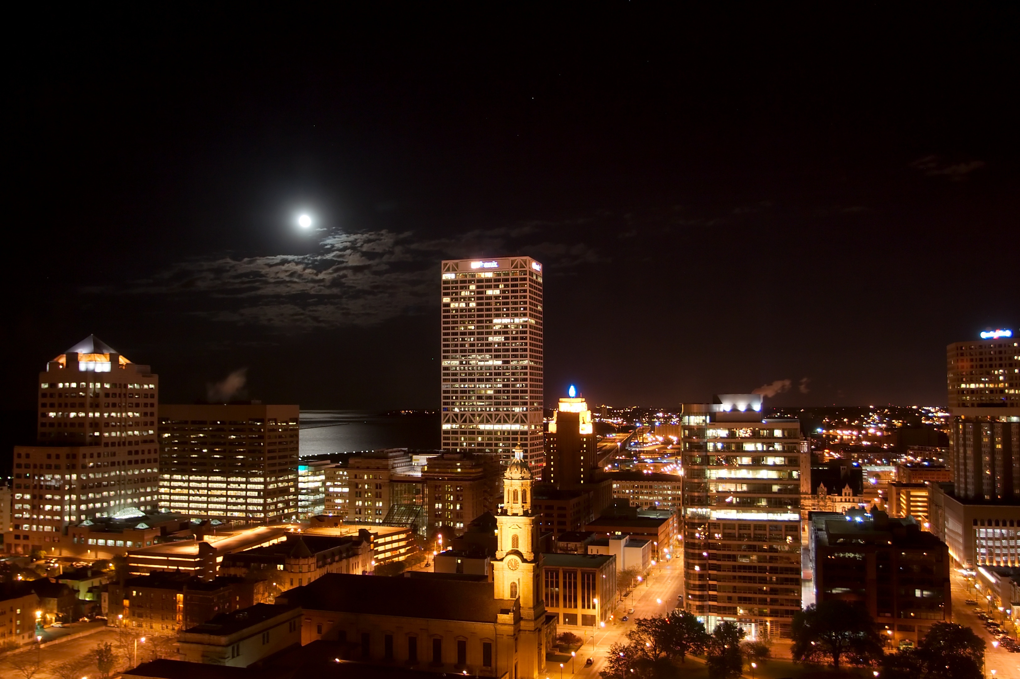 Milwaukee_Wisconsin_at_night_5441.jpg